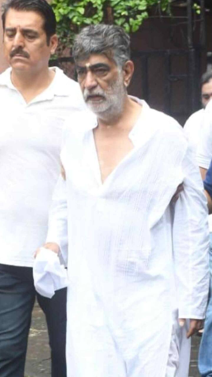 बेटी की चिता को अग्नि देने के बाद कृष्ण कुमार काफी सदमे में नजर आए.इकलौती बेटी के जाने का गम उनके चेहरे पर साफ दिख रहा है.