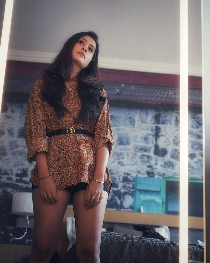 తొలి సినిమాలోనే బోల్డ్‌ కనిపించి యమ క్రేజ్‌ సంపాదించుకుంది. వెండితెరపై బోల్డ్ రోల్స్‌ చేస్తూ కుర్రకారు కట్టిపడేస్తున్న ఈ భామగా సోషల్‌ మీడియాలోనూ ఫుల్‌ యాక్టివ్‌గా ఉంటుంది.