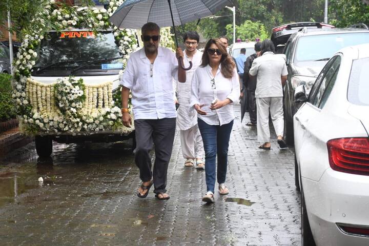 विवेक अग्निहोत्री और पल्लवी जोशी भी तीशा को अंतिम विदाई देने पहुंचे थे.