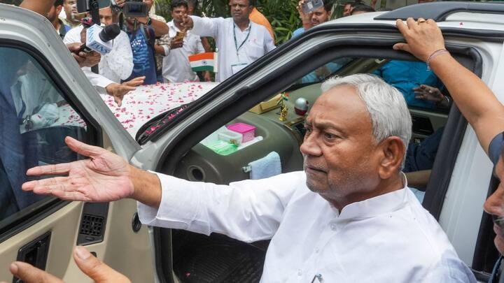 चंद्रबाबू नायडू ने 15 दिन में दो बार दिल्ली के चक्कर लगाए. पीएम मोदी, अमित शाह, निर्मला सीतारमण से मिले, लेकिन कहा जा रहा है की मुलाकातों का फोकस विशेष राज्य पर कम रहा. आंध्र प्रदेश को विशेष राज्य बनवाना नायडू के लिए गले में फंसी किसी हड्डी की तरह है. मोदी सरकार 1 में भी नायडू बीजेपी के साथ थे, लेकिन 2018 में एनडीए से अलग हो गए. क्योंकि आंध्र को विशेष राज्य का दर्जा नहीं दिया जा रहा था. अब जब 2024 में बीजेपी से जुड़े हैं तो उम्मीद लगाई जा रही है कि आंध्र प्रदेश को विशेष राज्य का दर्जा दिलवा देंगे.