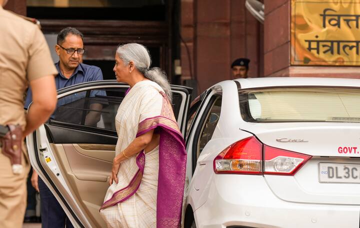 இந்த முறை வாடாமல்லி பார்டர் போட்ட ஹாஃப் வொயிட் சேலையை அணிந்துள்ளார். தங்க நிற ஜரி வேலைப்பாடு கொண்ட இந்த புடவையில், தங்க நிற கட்டங்களும் காணப்படுகிறது. (Image Courtesy : PTI)