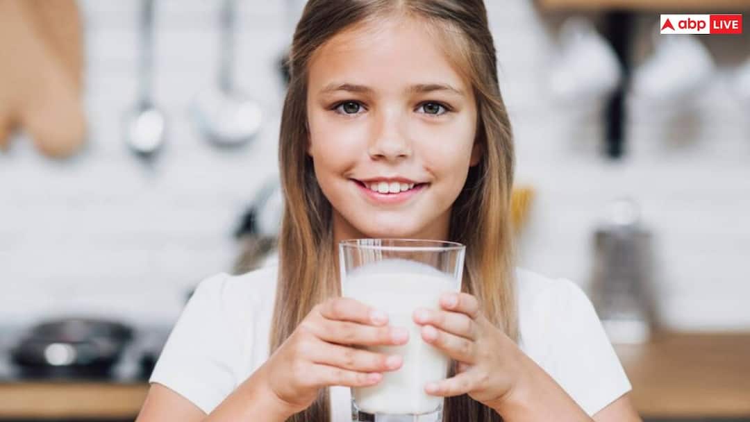 Is it good to drink milk in the morning with an empty stomach खाली पेट दूध पीने से शरीर को फायदा होता है या नुकसान? जानें तरीका और पीने का वक्त