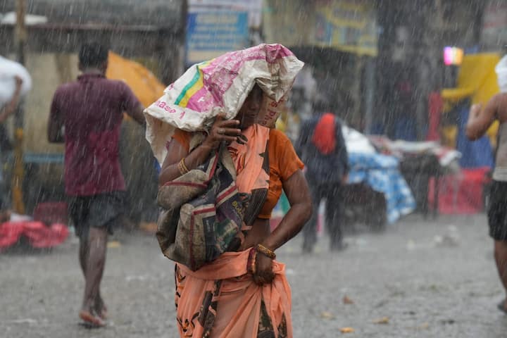 बिहार में 10-12 दिनों से ऐसा लग रहा है कि मानसून रूठ गया है. मौसम विभाग के अनुसार आज राज्य के उत्तर पूर्व और दक्षिण पूर्व इलाकों के 11 जिलों में हल्की या मध्यम स्तर की वर्षा का पूर्वानुमान है. हालांकि कहीं भी भारी या सक्रिय रूप से वर्षा की कोई बड़ी चेतावनी नहीं है.