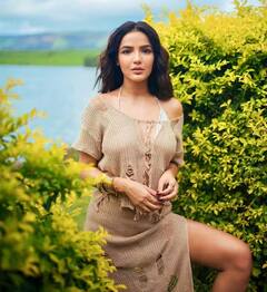 ખૂબ જ અમીર છે ટીવી એક્ટ્રેસ Jasmin Bhasin, નેટવર્થ જાણી હોંશ ઉડી જશે