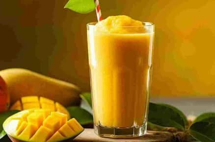 Mango Lassi: ਅਕਸਰ ਲੋਕਾੰ ਦਾ ਮਿੱਠੀ ਅਤੇ ਸਵਾਦਿਸ਼ਟ ਚੀਜ਼ ਖਾਣ ਦਾ ਮਨ ਕਰਦਾ ਰਹਿੰਦਾ ਹੈ। ਅਜਿਹੇ 'ਚ ਜੇਕਰ ਤੁਹਾਨੂੰ ਵੀ ਮੀਠਾ ਖਾਣ ਦਾ ਮਨ ਹੈ ਤਾਂ ਤੁਸੀਂ ਘਰ 'ਚ ਹੀ ਅੰਬ ਦੀ ਲੱਸੀ ਬਣਾ ਸਕਦੇ ਹੋ।