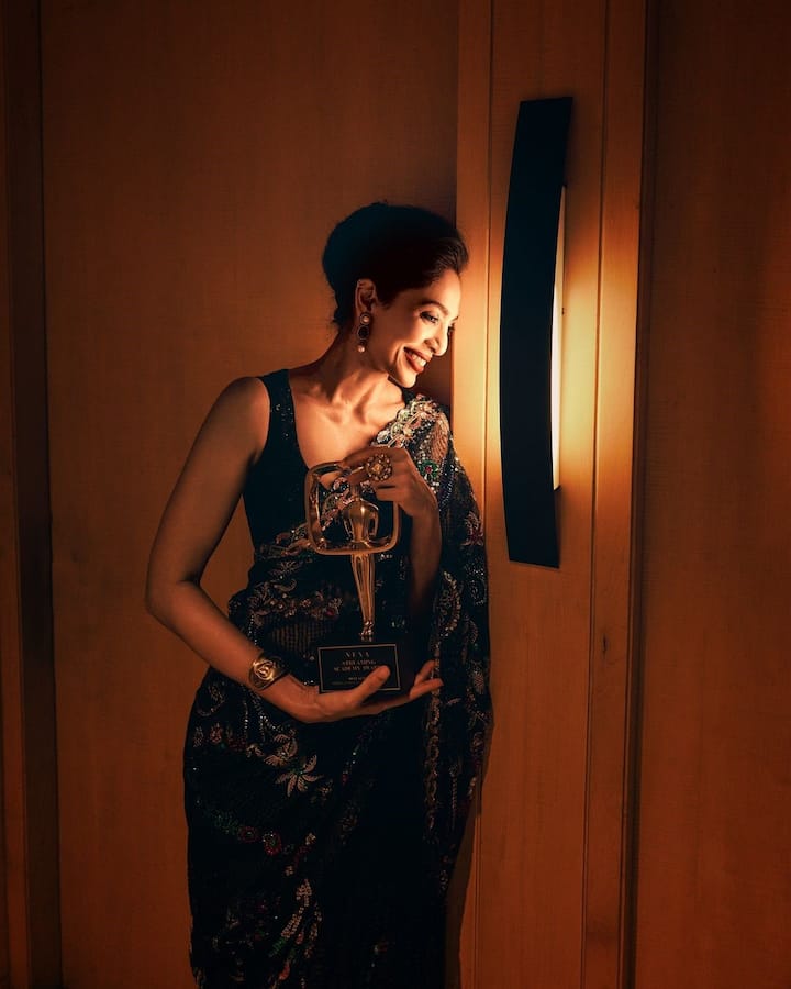 నల్లచీరలో శోభిత లుక్ చూపుతిప్పుకోనివ్వకుండా ఉంది. అవార్డ్ గెలిచిన ఆనందం ఆమె కళ్లో కనిపిస్తోంది. అందుకే ఆ అవార్డును పైకెత్తి పట్టుకుని మరీ ఫోజులిచ్చింది. మేడ్ ఇన్ హెవెన్ బృందానికి హృదయపూర్వక కృతజ్ఞతలు తెలియజేసింది