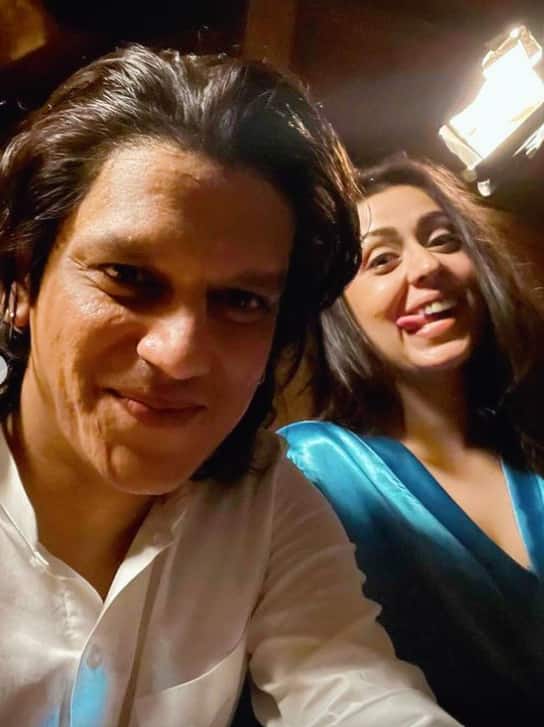 नेहा ने मिर्जापुर में बड़े त्यागी की पत्नी सलोनी का किरदार निभाया है. वहीं सीरीज में विजय वर्मा नेहा के पति के रोल में हैं.