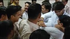 दिल्ली कड़कड़डूमा कोर्ट में दो वकीलों के बीच मारपीट, जमकर चले लात-घूसे, वीडियो वायरल 