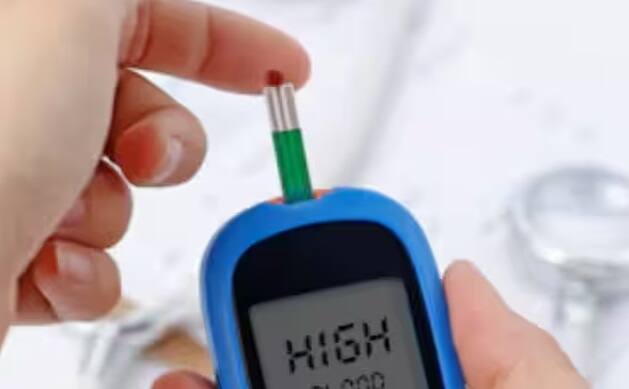 ડાયાબિટીસ એક ગંભીર અને ખતરનાક રોગ છે જે લાખો લોકોને અસર કરે છે. આ રોગ ખરાબ લાઇફસ્ટાઇલ અને ખાવાની આદતોને કારણે થાય છે. ડાયાબિટીસમાં લોહીમાં શુગર લેવલ વધવા લાગે છે. જો તેને સમયસર કાબૂમાં લેવામાં ન આવે તો તે ગંભીર બીમારી બની શકે છે