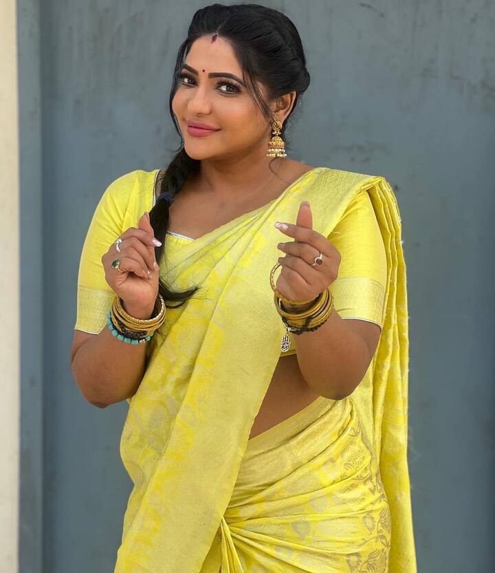 அதன் பின் செய்தி நிறுவனம் ஒன்றில் தொகுப்பாளராக வேலை பார்த்து வந்தார். இதனையடுத்து இவருக்கு சீரியலில் நடிக்கும் வாய்ப்பு கிடைத்தது.