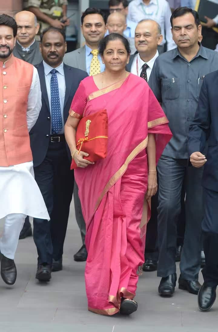 2019 मध्ये निर्मला सीतारामन यांनी पहिला बजेट सादर करताना गुलाबी रंगाची सिल्क साडी परिधान केली होती. गुलाबी रंग हा स्थिरता आणि गंभीरतेचं प्रतीक मानला जातो.