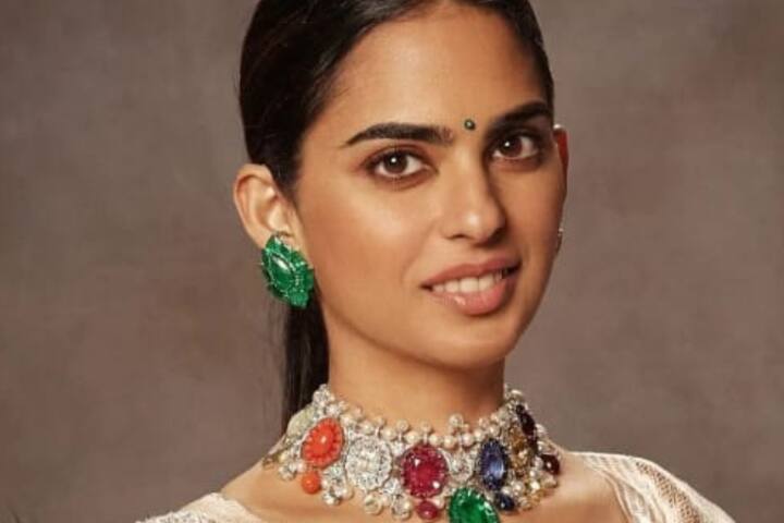 इसके अलावा आनंद की शादी में उनकी बड़ी बहन ईशा अंबानी ने नवरत्न हार पहना था. इस नेकलेस को बनाने में 3 साल लगे थे. लड़कियां अपनी शादी में ऐसा नेकलेस पहन सकती हैं.