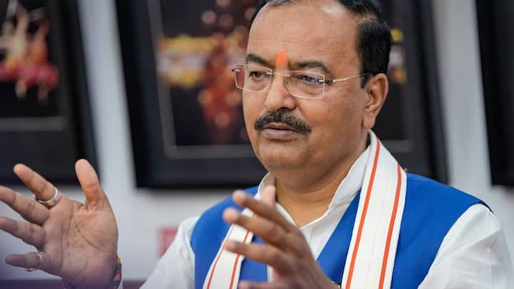 Keshav Maurya Letter Viral: बीजेपी में सब ठीक तो नहीं चल रहा है. इस बीच केशव प्रसाद मौर्य के लेटर हेड की एक चिट्ठी काफी वायरल हो रही है. चलिए बताते हैं कि क्या है उस लेटर में