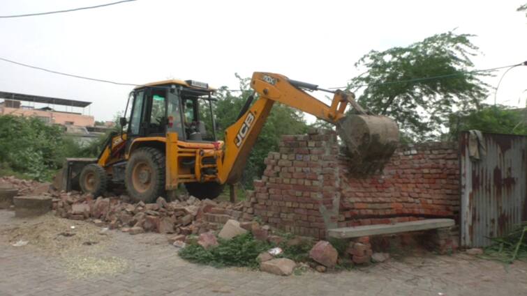 Bharatpur Kuldeep Gaghina Gang illegal encroachment on government land removed with JCB ANN Rajasthan: भरतपुर में सरकारी जमीन पर चला JCB, हिस्ट्रीशीटर कुलदीप जघीना की गैंग का था कब्जा