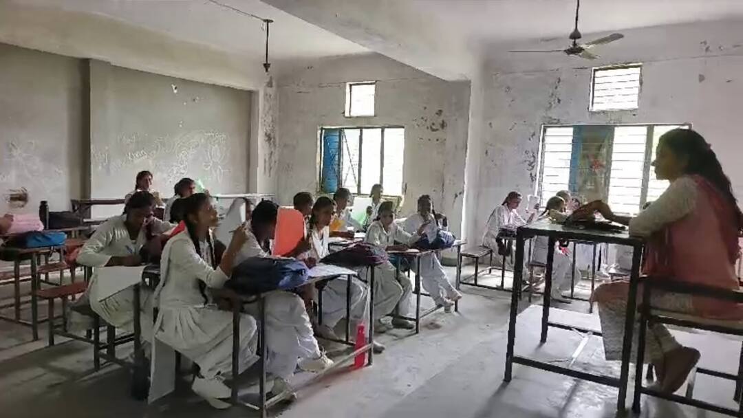 Greater Noida HPCL cuts connection of school due to non-payment of electricity bill ann Greater Noida: स्कूल का बिजली बिल नहीं जमा होने पर HPCL ने काटा कनेक्शन, भीषण गर्मी में पढ़ने को मजबूर बच्चे
