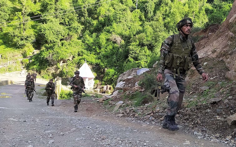 पुंछ में सेना और आतंकियों के बीच मुठभेड़, LoC पर घुसपैठ नाकाम; 1 जवान शहीद