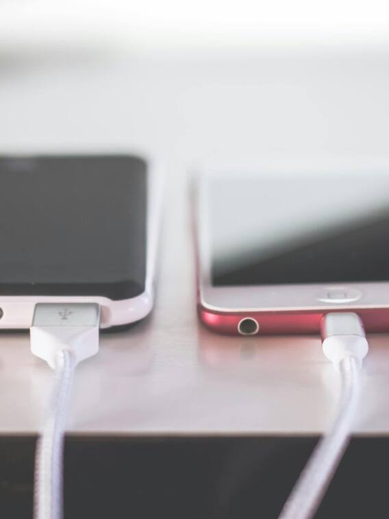 फोन चार्ज करते समय भूलकर भी ना करें ये 7 गलतियां