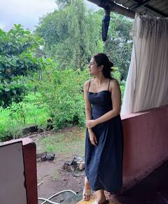 Shraddha Das: બ્લુ ઓફ શોલ્ડર ડ્રેસમાં ગોર્જિયસ લાગી શ્રદ્ધા દાસ