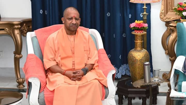 कुछ दिन पहले यह भी खबर आई थी कि संघ के सरकार्यवाह अरुण कुमार लखनऊ आने वाले हैं और उसके बाद सबके साथ बैठक करेंगे, लेकिन यह भी नही हो पाया. 2017 में भी कुछ ऐसा ही हुआ था जब केशव प्रसाद मौर्य और योगी के बीच मनमुटाव हुआ था तब आरएसएस के उस वक्त के बड़े अधिकारी दत्तात्रेय होसबोले योगी आदित्यनाथ को लेकर खुद केशव प्रसाद मौर्य के सरकारी आवास पर गए थे. इससे यह तो साफ है कि पहले भी संघ मध्यस्थता करवा चुका है.