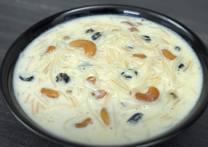 அடுத்தது ஒரு பாத்திரத்தில் பால் ஊற்றி கொதிக்கவிடவும். பால் கொதித்ததும் வறுத்த சேமியாவை சேர்த்து கிளறிவிடவும். அதன் பிறகு ஜவ்வரிசியை சேர்த்து பாலை கொதிக்க விடவும்.
