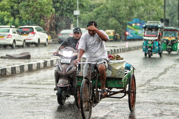 मंगलवार को अधिकतम तापामन 35 डिग्री और न्यूनतम तापमान 27 डिग्री सेल्सियस रहने का पूर्वानुमान है. दिल्ली में 23 से 28 जुलाई तक हर रोज बारिश की संभावना है.