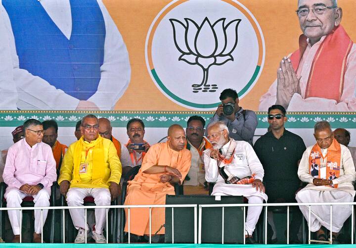 दो दिन बाद एग्जिट पोल आए, जिनमें वे लोग (सपा वाले) कहीं नहीं थे. विकास दिव्यकीर्ति के पास फिर उसी शख्स (सपाई) का मैसेज आया.