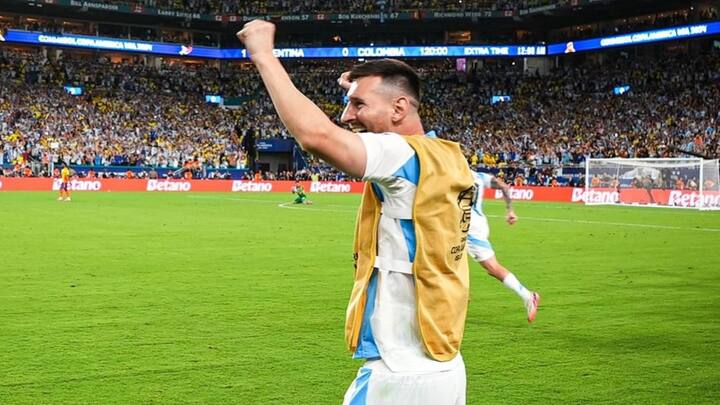 কোপা আমেরিকার ফাইনালে পায়ে চোট পেয়ে আগেই মাঠ ছাড়তে হয় মেসিকে। ডাগআউটে তাঁকে কান্নায় ভেঙে পড়তেও দেখা যায়।