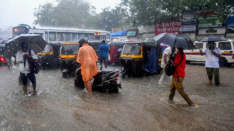 Weather Update Heavy Rains Showers Likely In Delhi Check IMD Red Orange Alerts Monsoon Weather Update: Mumbai Under Siege By Heavy Rains, Showers Likely In Delhi-- Check IMD Alerts For These States