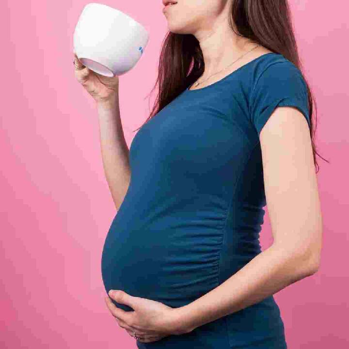 ਸੀਨੀਅਰ ਡਾਇਟੀਸ਼ੀਅਨ ਪਾਇਲ ਸ਼ਰਮਾ ਦਾ ਕਹਿਣਾ ਹੈ ਕਿ ਗਰਭ ਅਵਸਥਾ ਦੌਰਾਨ ਬਹੁਤ ਸਾਰੀਆਂ ਔਰਤਾਂ ਅਦਰਕ ਦੀ ਚਾਹ ਪੀਣਾ ਪਸੰਦ ਕਰਦੀਆਂ ਹਨ। ਚਾਹ ਪੀਣ ਨਾਲ ਕੋਈ ਨੁਕਸਾਨ ਨਹੀਂ ਹੁੰਦਾ ਪਰ ਇਸ ਨੂੰ ਕਿੰਨੀ ਮਾਤਰਾ 'ਚ ਪੀਣਾ ਜ਼ਰੂਰੀ ਹੈ। ਆਓ ਜਾਣਦੇ ਹਾਂ ਮਾਹਿਰਾਂ ਤੋਂ ਗਰਭ ਅਵਸਥਾ ਦੌਰਾਨ ਕਿੰਨੀ ਚਾਹ ਪੀਣੀ ਚਾਹੀਦੀ ਹੈ, ਤਾਂ ਕਿ ਇਸ ਦਾ ਸਿਹਤ 'ਤੇ ਕੋਈ ਬੁਰਾ ਪ੍ਰਭਾਵ ਨਾ ਪਵੇ।