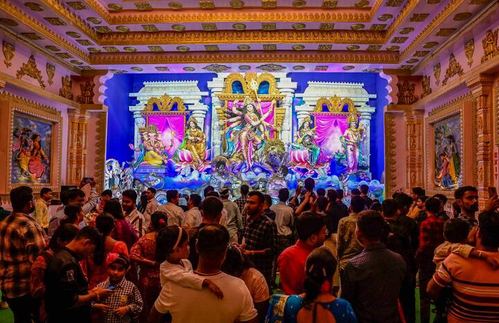 এর পাশাপাশি বিদ্যুতের বিলে ছাড় বৃদ্ধির ঘোষণা মুখ্যমন্ত্রীর। পুজো কমিটিগুলির বিদ্যুতের বিলও ৭৫ শতাংশ মকুবের ঘোষণা করে দিল রাজ্য সরকার। ছবি সূত্র- পিটিআই