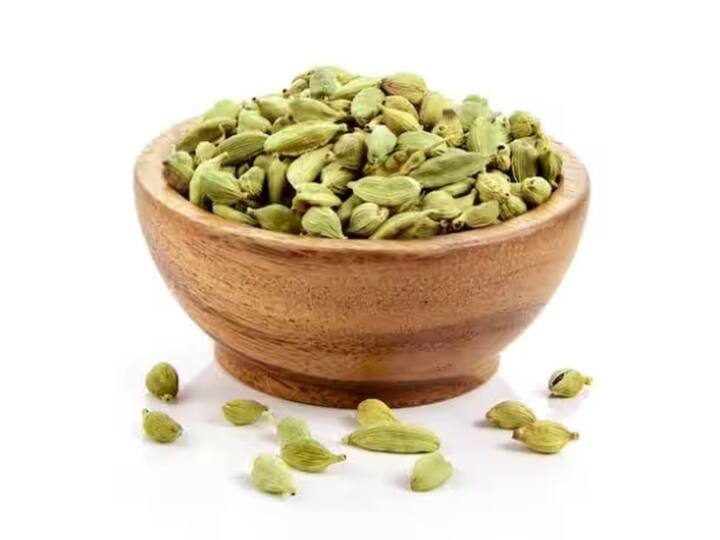 Cholesterol, triglyceride and liver enzymes can be reduced by consuming cardamom. It has a good effect on liver health. This causes fat accumulation in the liver and the risk of liver cirrhosis can increase manifold.