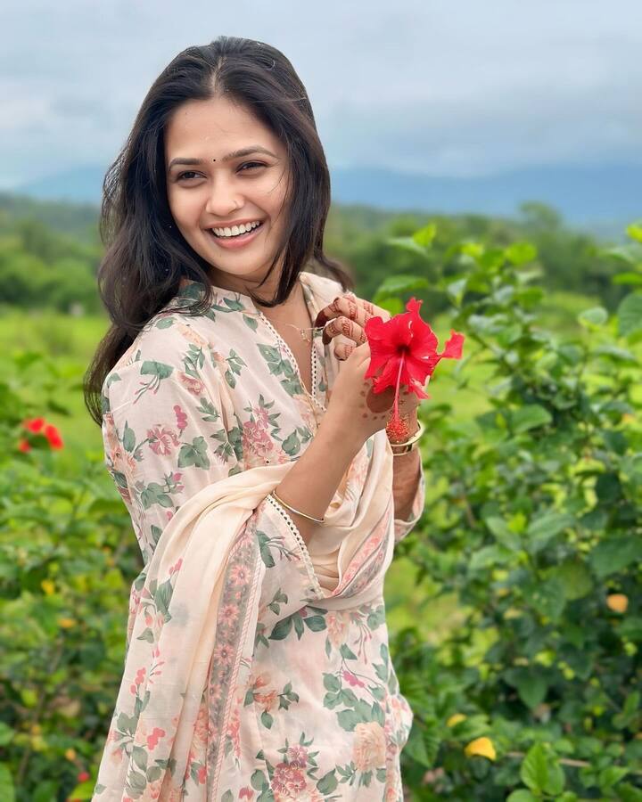 हातात जास्वंदाचं फूल आणि चेहऱ्यावर निखळ हास्य साऱ्यांच्याच पसंतीस उतरत आहे.
