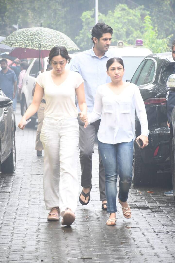 वहीं तुलसी कुमार और खुशाली कुमार भी रोते हुए बहन को अंतिम विदाई देने पहुंची थीं. कजिन सिस्टर को खोने का दर्द दोनों के चेहरे पर झलक रहा था.