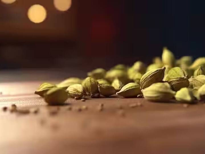 Texas A&M AgriLife reports that cardamom is very effective in increasing appetite. One study found that eating cardamom improved digestion and increased appetite.