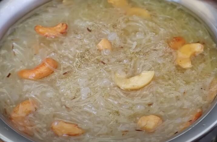 செய்முறை: முதலில் ஒரு பானில் நெய் ஊற்றி சூடானதும், முந்திரி மற்றும் காய்ந்த திராட்சையை பொன்னிறமாக வறுத்து எடுத்துக் கொள்ளவும். அதே பானில் சிறிதளவு நெய் ஊற்றி சேமியாவையும் வறுத்து எடுக்குக் கொள்ளவும்.