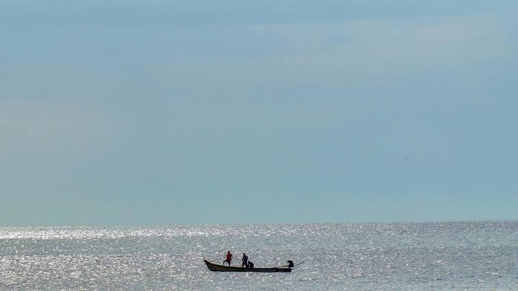 Tamil Nadu Fishermen Arrest Sri Lankan Navy Apprehends 9 Fishers For 'Crossing Maritime Boundary' Sri Lankan Navy Apprehends 9 Tamil Nadu Fishermen For 'Crossing Maritime Boundary'