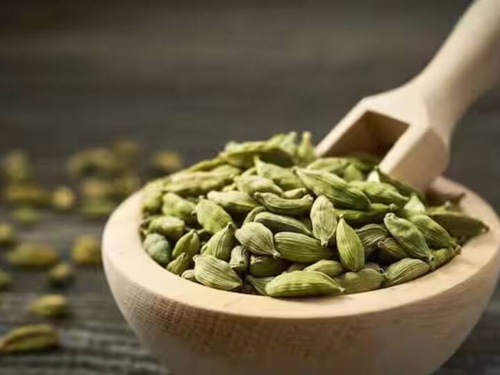 Green cardamom can reduce weight rapidly. Eating it speeds up metabolism. It works to burn fat. Its consumption reduces fat and also reduces weight rapidly.