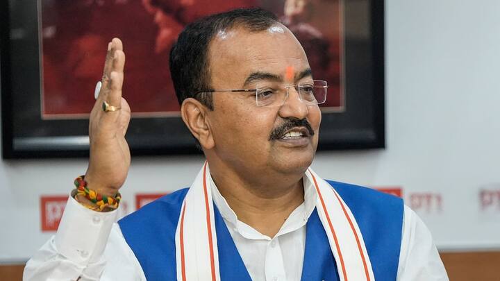 एक तरफ कोशिश है कि बीजेपी में विवाद न बढ़े. वहीं दूसरी तरफ यह भी बातें उठ रही हैं कि 25 या 26 तारीख में दिल्ली में देशभर के सभी संगठन मंत्री और प्रदेश अध्यक्ष की प्रधानमंत्री नरेंद्र मोदी से मुलाकात हो सकती है. दिल्ली में बीजेपी के शीर्ष संगठन के नेता संगठन के लोगों से मुलाकात भी करेंगे. धर्मपाल सिंह भी यूपी से मीटिंग में जाएंगे. हो सकता है कि प्रदेश अध्यक्ष भूपेंद्र चौधरी और दूसरे डिप्टी सीएम बृजेश पाठक भी शामिल हों. ये भी कहा जा रहा है कि पीएम मोदी की सीएम योगी से मुलाकात हो सकती है.