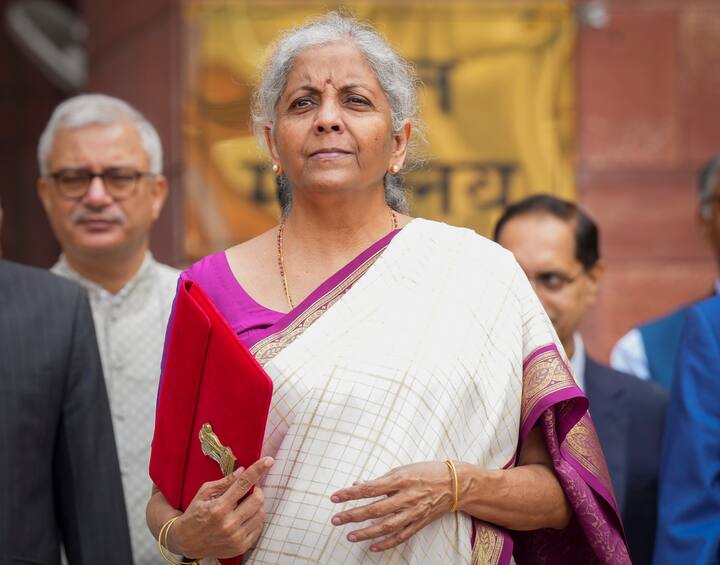 முதன் முதலாக பட்ஜெட் தாக்கல் செய்த போது மங்களகிரி புடவையை அணிந்து இருந்தார். பின்னர், போச்சம்பள்ளி, பூம்காய் போன்ற சேலை வகைகளை அணிந்தார். (Image Courtesy : PTI)