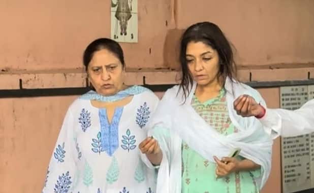 कृष्ण कुमार की पत्नी तान्या कुमार भी बेसुध नजर आईं. उनका रो-रोकर बुरा हाल था.गमगीन मां को देख लोगों का कलेजा फट रहा है.