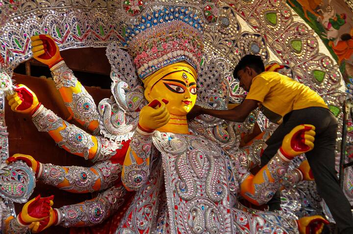 ২০২২-এ অনুদানের পরিমাণ ছিল ৬০ হাজার। ২৩-এ সেটা হয়েছিল ৭০ হাজার টাকা। এবার আরও ১৫ যোগ করে হল ৮৫ হাজার। ৪৩ হাজারেরও বেশি পুজো কমিটিকে অনুদান দেয় রাজ্য সরকার। এবার সেই ৪৩টি পুজো কমিটিই পাবে ৮৫ হাজার করে।  ছবি সূত্র- পিটিআই