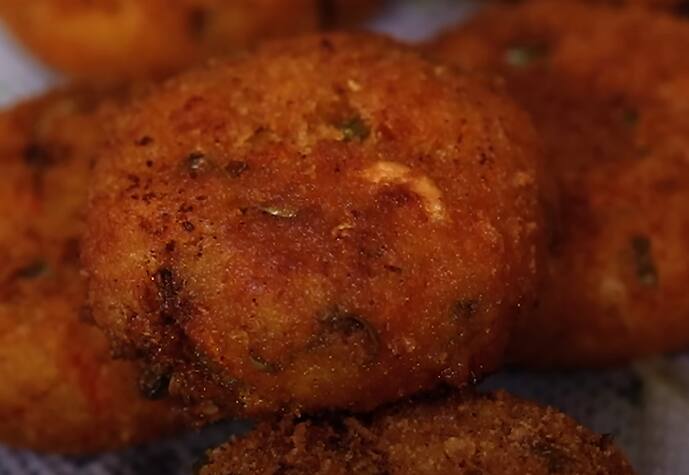 செய்முறை: முதலில் துவரம் பருப்பை தண்ணீரில் 2 மணி நேரம் ஊற எடுத்துக் கொள்ளவும். 2 மணி நேரத்திற்கு பிறகு ஒரு பெரிய பாத்திரத்தில் மாற்றி கொள்ளவும்.