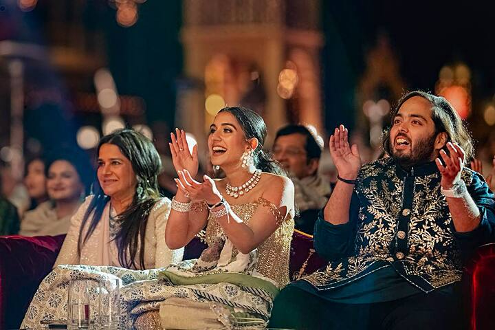 इस शादी में अनंत अंबानी ने अपने सभी दोस्तों को बहुत ही महंगे तोहफे दिए हैं. यही नहीं इस शादी में करोड़ों की ज्वेलरी भी पहनी गई थी.