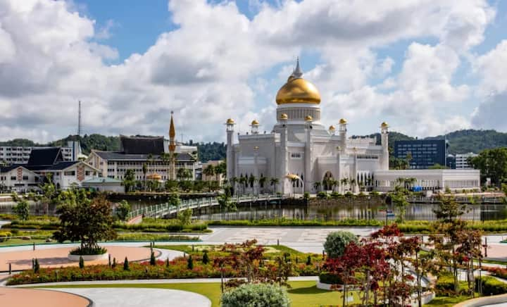 Brunei: The Islamic Kingdom of Brunei is a country located in South East Asia. There are huge oil reserves here too. Here too the citizens do not have to pay any kind of income tax.