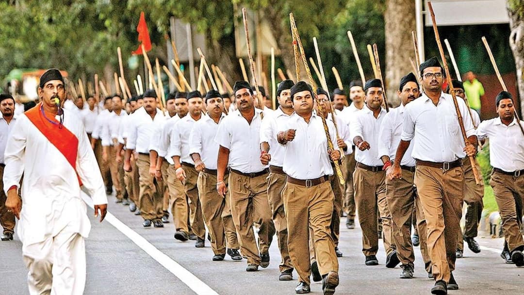 Centre lifts ban on govt employees joining RSS activities RSS ਲਈ ਕੇਂਦਰ ਦੀ ਮੋਦੀ ਸਰਕਾਰ ਨੇ ਬਦਲੇ ਦਿੱਤੇ 58 ਸਾਲ ਪੁਰਾਣੇ ਕਾਨੂੰਨ