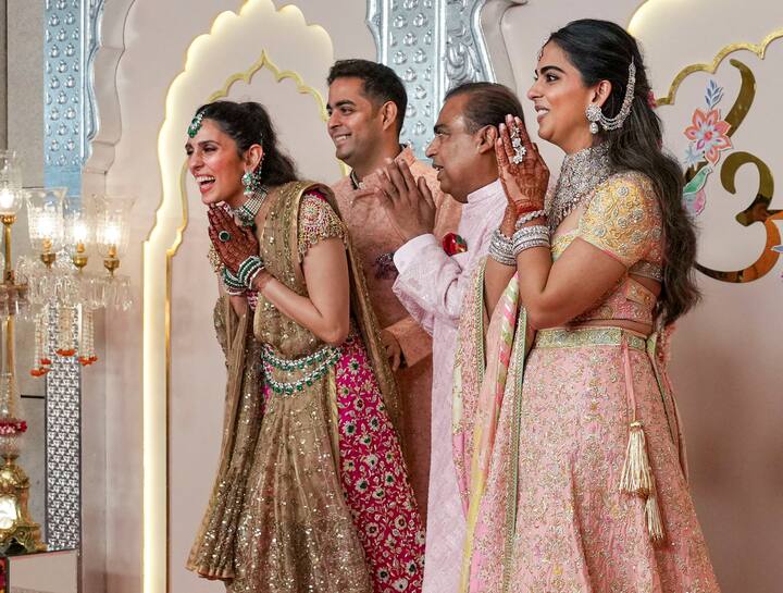 जहां पर अनंत की शादी हुई थी, वहां पर वर्साचे के डिजाइनर सनग्लासेस फ्री में बांटे जा रहे थे. इन सनग्लासेस की कीमत हजारों रुपये में है. यही नहीं शॉपकीपर वहां पर बनारसी साड़ी भी फ्री में दे रहे थे.