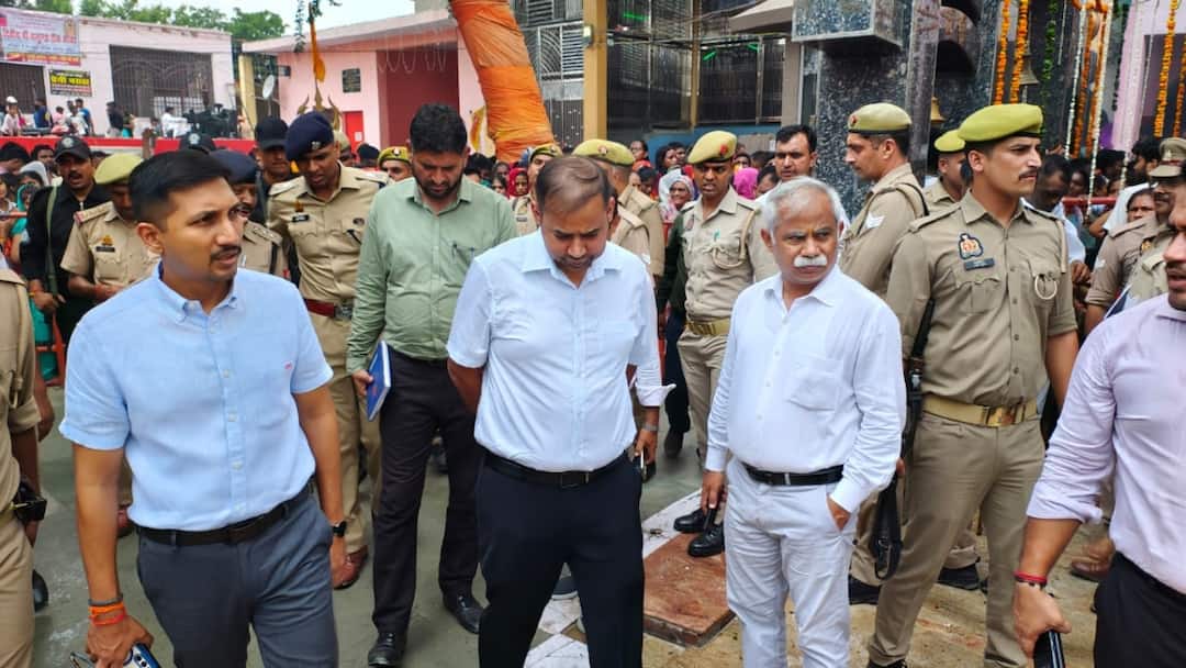 Sawan 2024: खेरेश्वर मंदिर पर भोले के भक्तों ने किया जलाभिषेक, डीएम और एसएसपी ने व्यवस्थाओं का लिया जायजा Aligarh Khereshwar temple Devotees of Bholenath Jalabhishek DM and SSP stock arrangement ann Sawan 2024: खेरेश्वर मंदिर पर भोले के भक्तों ने किया जलाभिषेक, डीएम और एसएसपी ने व्यवस्थाओं का लिया जायजा