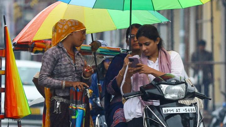 Delhi Weather Update: भारत मौसम विभाग (IMD) के मुताबिक दिल्ली वालों को अभी उमस से राहत मिलने की संभावना नहीं है. मंगलवार (23 July) को कुछ इलाकों में गरज के साथ तेज बारिश (Rain) हो सकती है.