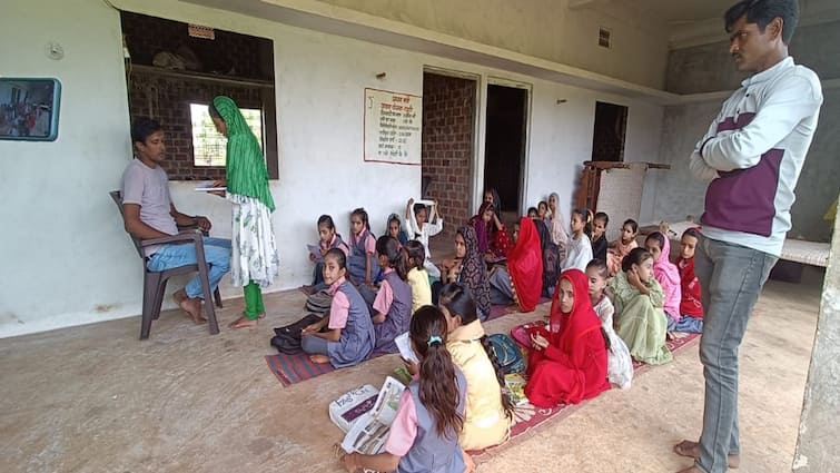 Vidisha government schools Poor condition Classes conducted under trees PM Awas and huts ANN पेड़ के नीचे, PM आवास और टपरी में चल रहीं क्लासेस... विदिशा में सरकारी स्कूल खस्ताहाल