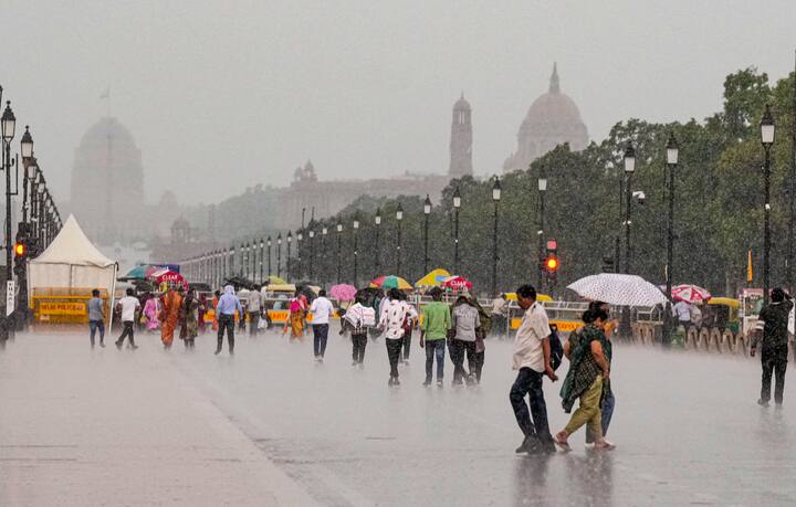 दिल्ली में मंगलवार को बादल छाए रहेंगे. उमस का दौर जारी रहेगा. कुछ इलाकों में गरज के साथ बारिश हो सकती है.